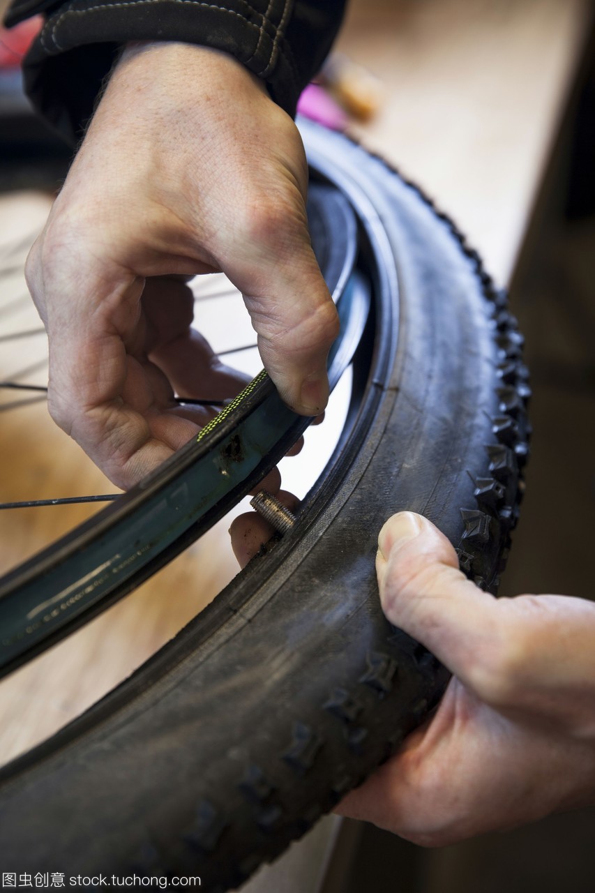 巧手修車 成熟男人的自行車間隙時光